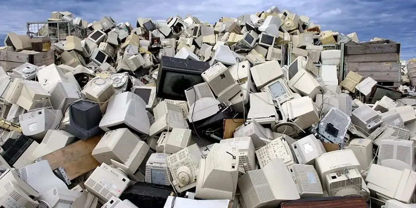 Montagna di rifiuti elettronici e monitor di computer