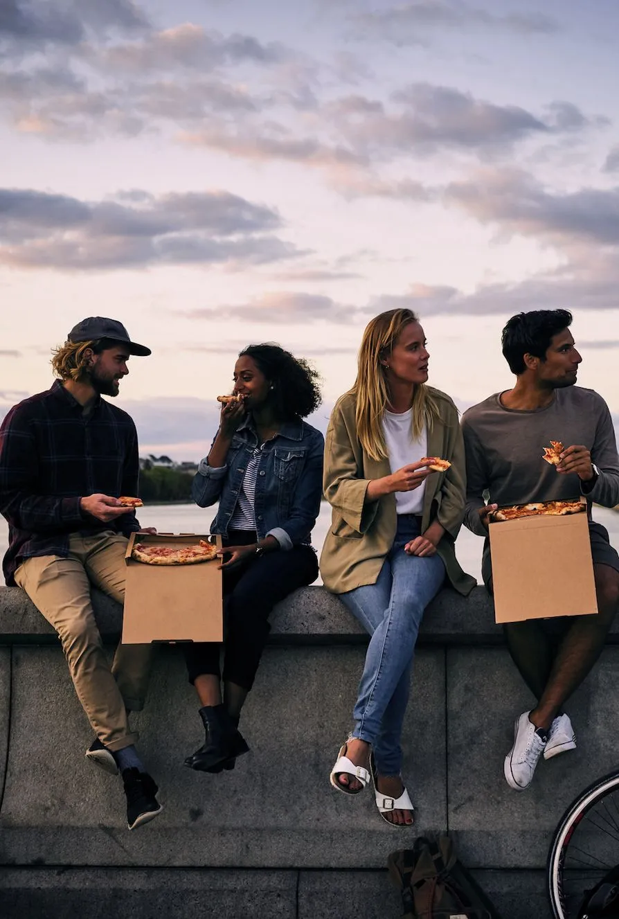 Amici che mangiano una pizza insieme