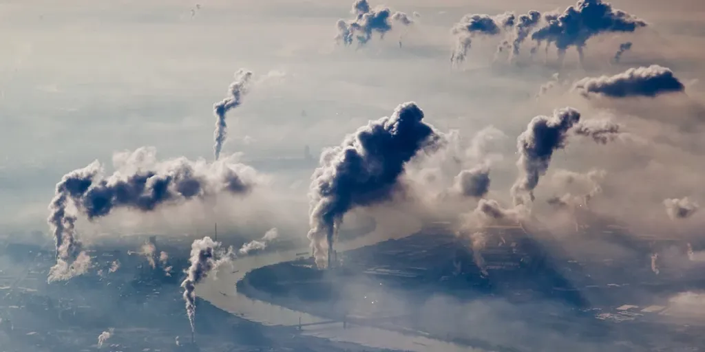 Fotografia dal drone di una città sommersa dallo smog a causa delle aziende circostanti