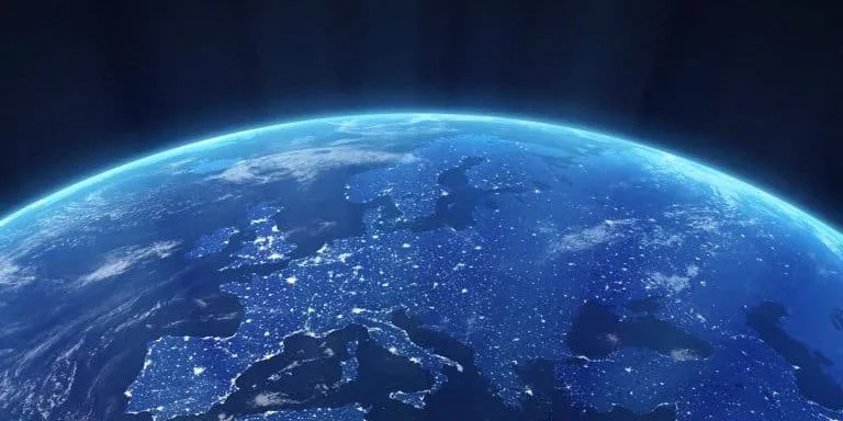 fotografia dal drone che riprende l'Europa dallo spazio