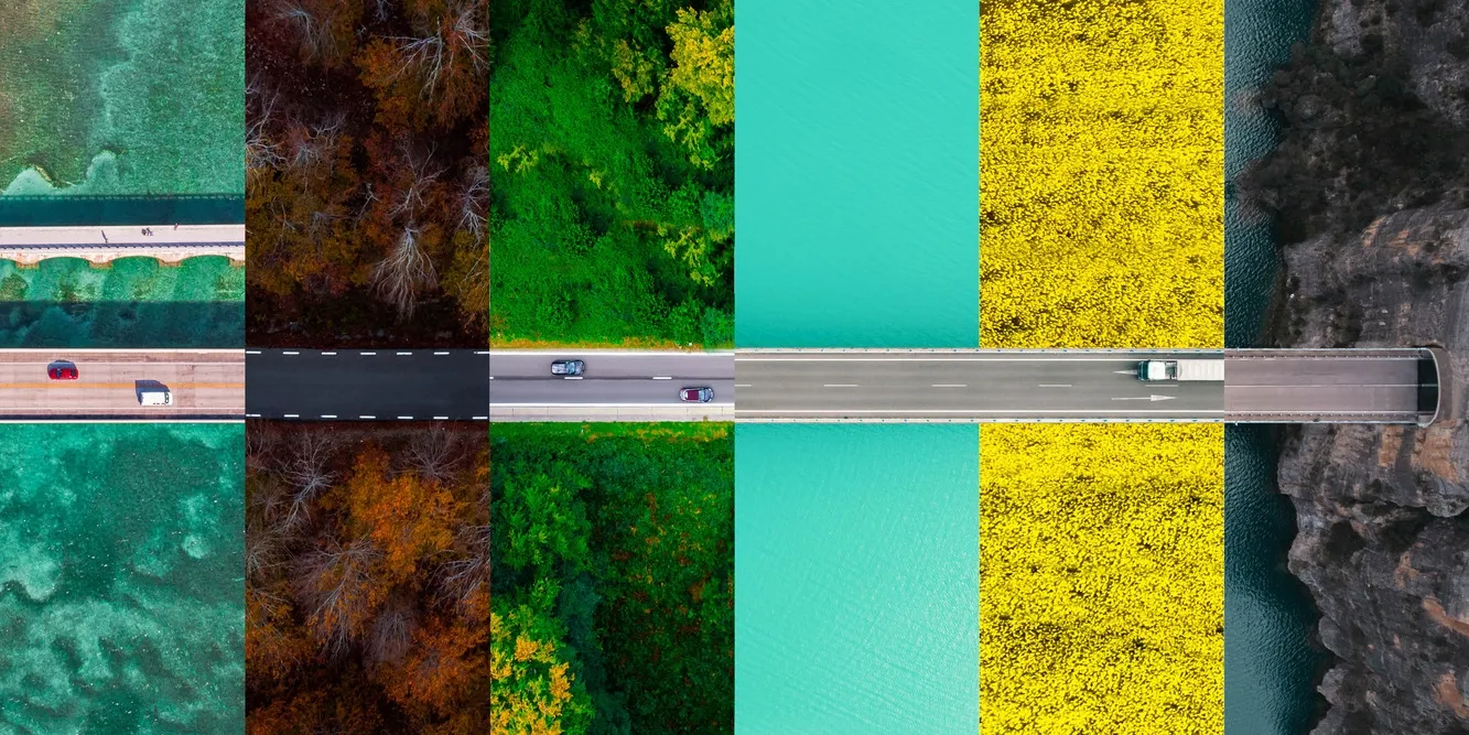 Autostrada in diversi paesaggi naturali