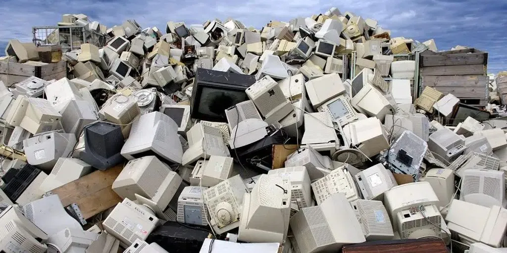 Montagna di rifiuti elettronici e monitor di computer